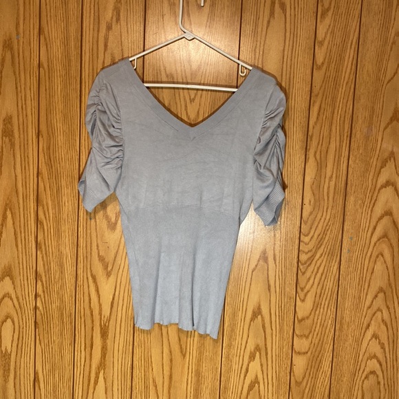 🔥EUC Light blue gray short sleeve sweater V Neck / Dots / Womens Size Large - Picture 4 of 4